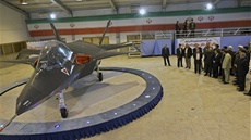 Íránský prezident Mahmúd Ahmadíneád pedstavuje nový bojový letoun Qahir 313,