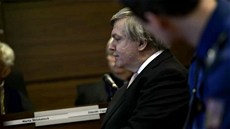 Léka� Jaroslav Barták u st�ede�ního soudu, který ho poslal na 14 let do v�zení za znásil�ování a zneu�ívání asistentek, �elí exekuci majetku.