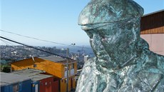 Socha chilského básníka a diplomata Pabla Nerudy ve mst Valparaiso.