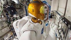 Robonaut 2 v akci na ISS. Tento humanoidní robot vyuívá operaní systém Linux