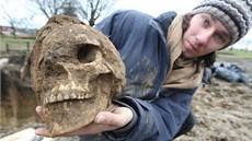 Archeolog Tomá� Chrástek ze Slováckého muzea v Uherském Hradi�ti dr�í v rukou