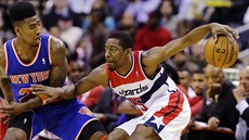 Washingtonský basketbalista Jordan Crawford (vpravo) se sna�í obehrát Imana