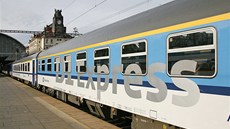 D1 Express Českých drah vyjíždí z pražského hlavního nádraží. Dráhy expresy