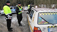 Policisté ze speciálního týmu Krystal se p�i kontrolách v pohrani�í intenzivn�