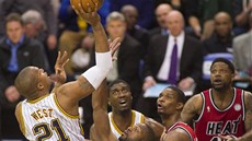 David West z Indiany zakonuje na ko Miami.