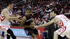 Ramon Sessions z Charlotte pronika obranou Houstonu, pronásledují ho Jeremy Lin