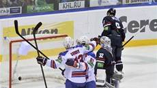 Tomáš Surový a Marcel Hossa z týmu Lev Praha se radují z gólu v brance Slovanu.