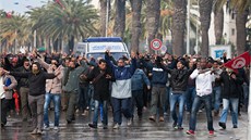 Tisíce Tunisan protestovaly proti vlád po smrti opoziního vdce ukrího