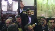 Mahmúd Ahmadíneád navtívil v Káhie slavnou meitu. Pohyboval se neustále v