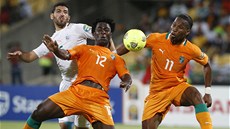 "SLONI" ÚTO�Í. Bony Wilfried (uprost�ed) a Didier Drogba, st�elci Pob�e�í