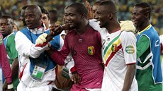 HRDINA. Fotbalisté Mali oslavují brankáře Soumbeylu Diakitého. To on jim v