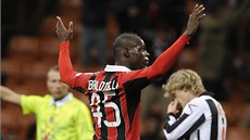 JSEM TU. Útoník Mario Balotelli slaví svj první gól za AC Milán.