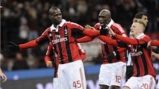 JSI NÁŠ HRDINA! Fotbalisté AC Milán běží gratulovat útočníkovi Mariu