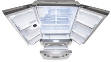�ty�dve�ová chladni�ka RF24 nabízí více ne� 540 l u�itného prostoru.