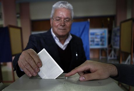Mu vhazuje hlasovací lístek bhem kyperských voleb prezidenta (17. února 2013)