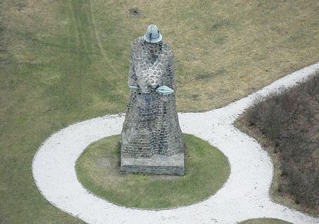 Slavnou mohylu Jana iky navrhl akademický socha Emanuel Kodet, ddeek