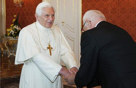 Prezident Václav Klaus s papeem Benediktem XVI. pi jeho návtv v Praze v roce 2009.