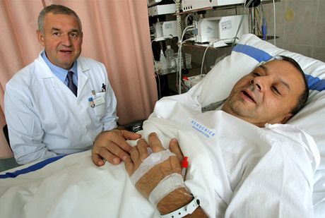 editel budjovického kardiocentra Ladislav Pel hovoí s pacientem Robertem
