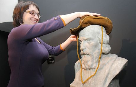 Autorka výstavy Svt chce být klamán Eva Bendová ukazuje, jak se busta Jana