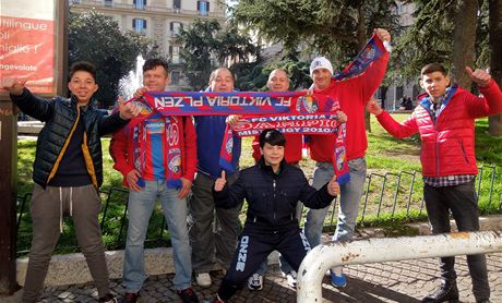 Vtina píznivc Viktorie si z Neapole veze výjimený fotbalový záitek. tyi fanouky z jiních ech tu ale pepadli ozbrojení zakuklenci.
