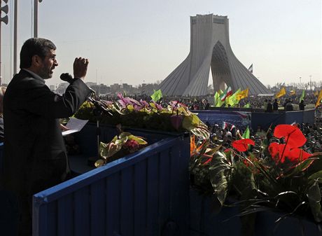 Íránský prezident Mahmúd Ahmadíneád mluví k demonstrantm bhem oslav 34.