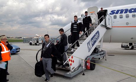 Fotbalisté Plzn vystupují z letadla po píletu do Neapole.