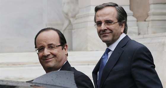 Francouzský prezident François Hollande (vlevo) a ecký premiér Antonis Samaras