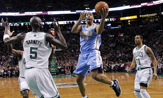 Andre Miller z Denveru zakonuje mezi hrái Bostonu. Vlevo je Kevin Garnett,