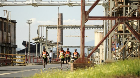 Specialitou půlmaratonu v Ústí nad Labem je, že atleti běží i přes jindy...