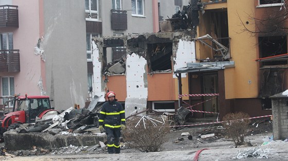 Hasič ve Frenštátě pod Radhoštěm prochází před ruinou domu zdemolovaného