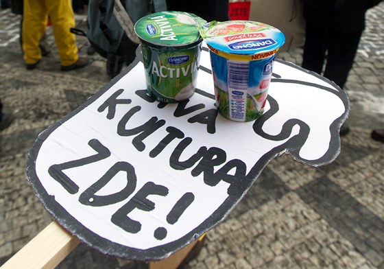 Demonstrace ped ministerstvem kultury. (14. února 2013)