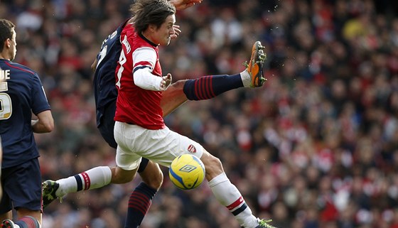 ZPÁTKY NA ZEM. Tomá Rosický, eský záloník Arsenalu (vpedu), bojuje v zápase