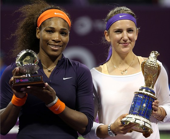 S TROFEJEMI. Serena Williamsov (vlevo) a Victoria Azarenkov po vzjemnm