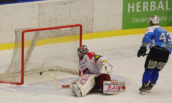 Plzeský Jan Ková (vpravo) promuje rozhodující nájezd proti svému bratrovi