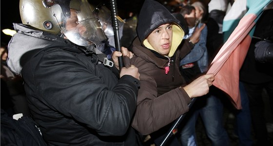 Policie pi protestech zadrela jednoho demonstranta.