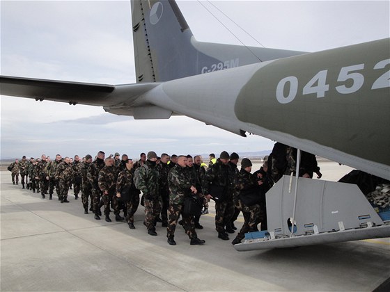 eské letouny CASA pepravují maarské vojáky do Kosova a zpt.