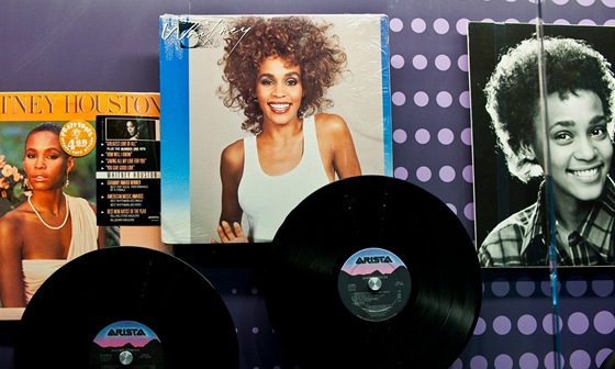 Z výstavy vnované Whitney Houston v muzeu Grammy