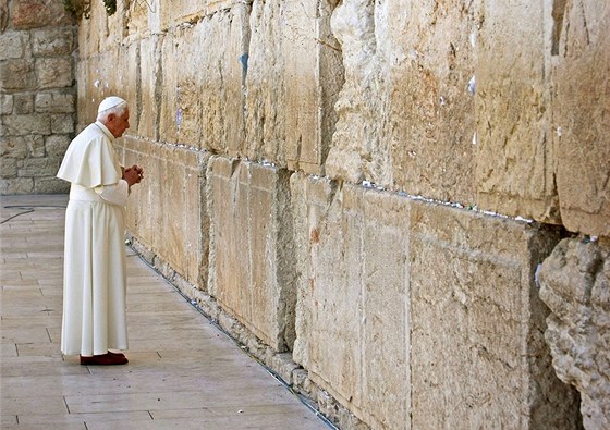 Pape Benedikt XVI. pi modlitb u Zdi nák v Jeruzalém (12. kvtna 2009)