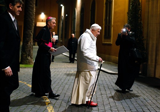 Pape Benedikt XVI. pichází na setkání s bohoslovci v ímském Romano Maggiore....