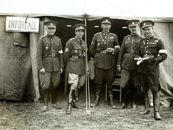 Brigádní generál František Moravec (zcela vpravo) na dobovém snímku se svými...