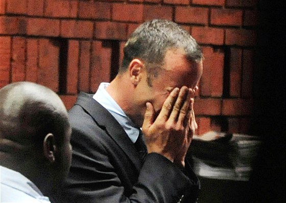 Atlet Oscar Pistorius si v soudní síni vyslechl formální obvinní z vrady.