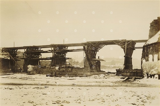 Karlv most pi opravách po záijové povodni 1890. Foto J. Eckert.