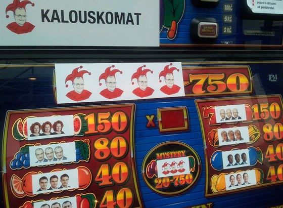 Do Snmovny pinesly Vci veejné hrací automat nazvaný Kalouskomat. Na vládu...