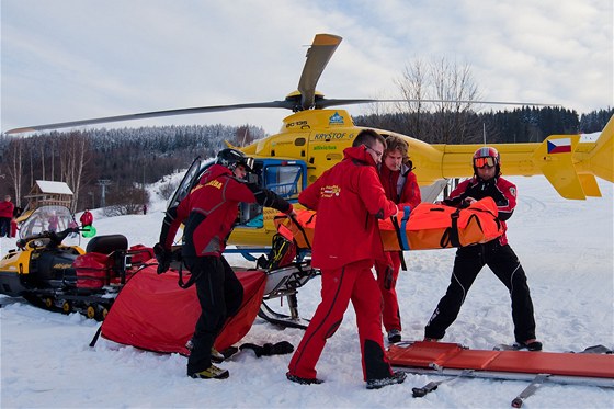 Horská služba přiváží zraněného k záchranářskému vrtulníku (ilustrační snímek).