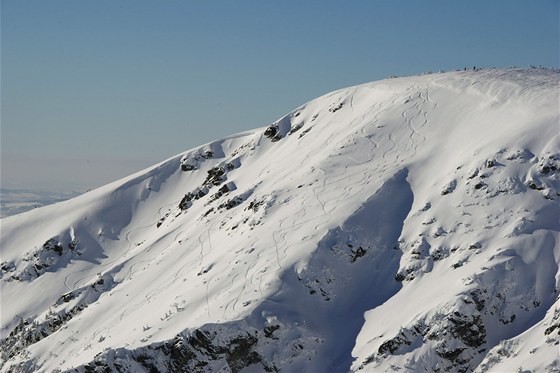 Stopy, které za sebou lyžaři a snowboardisté nechali na hoře Kotel (pohled od