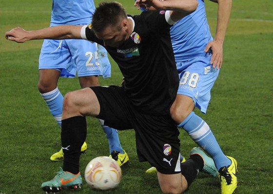 Stanislav Tecl v souboji s neapolským Inlerem v utkání Evropské ligy.