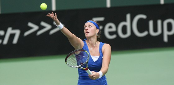 SERVIS. Petra Kvitová podává pi Fed Cupu proti Austrálii.