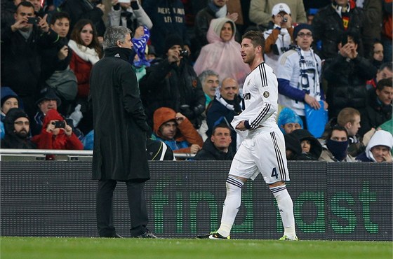 A VEN! Obránce Sergio Ramos z Realu Madrid opoutí hit poté, co ho rozhodí