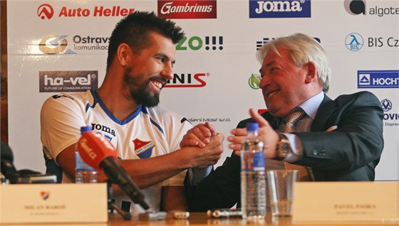 HOTOVO. Útoník Milan Baro si podává ruku se svým manaerem Pavlem Paskou.