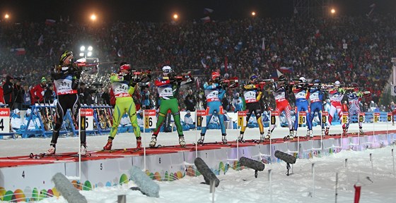 DRAMATA NEJEN NA STELNICI. Mistrovství svta v biatlonu si vyslouilo velkou chválu sportovních fanouk.